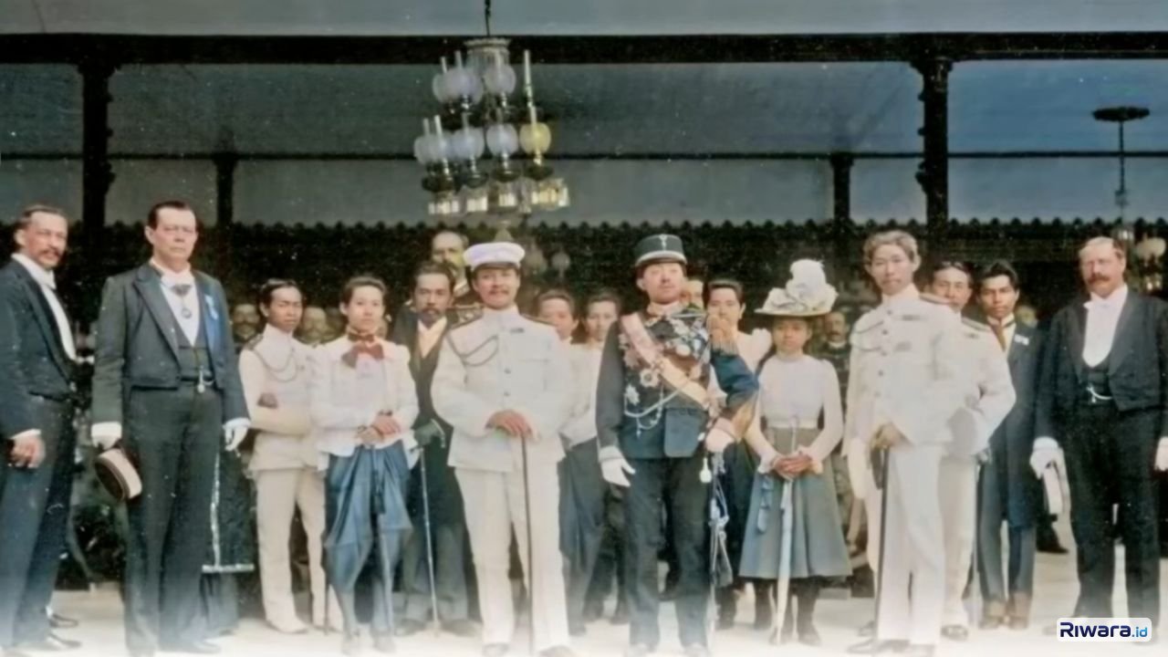 Pakubuwono X dan Raja Chulalongkorn di Surakarta